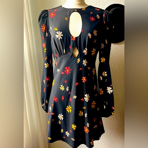 WAYF fall dress with keyholes - Picture 1 of 4